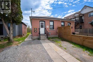 233 Pelham Rd in St Catharines, ON - Building Photo