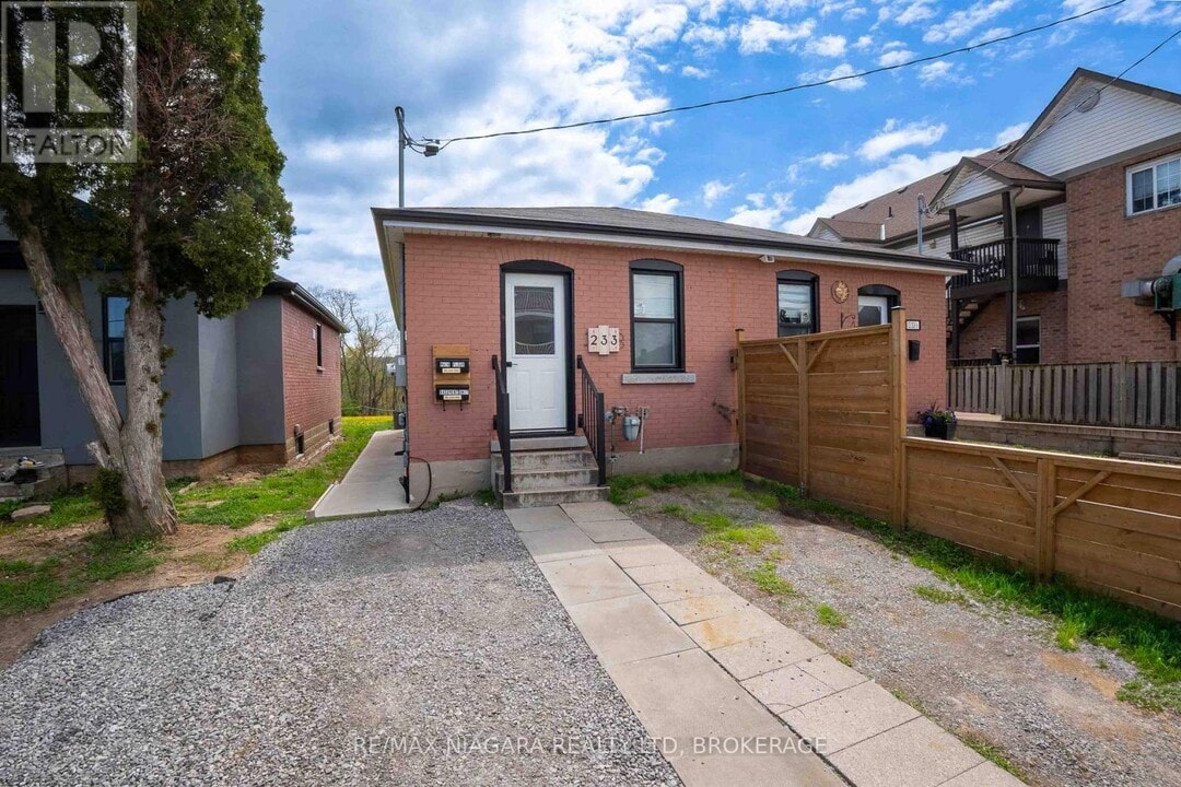 233 Pelham Rd in St Catharines, ON - Building Photo