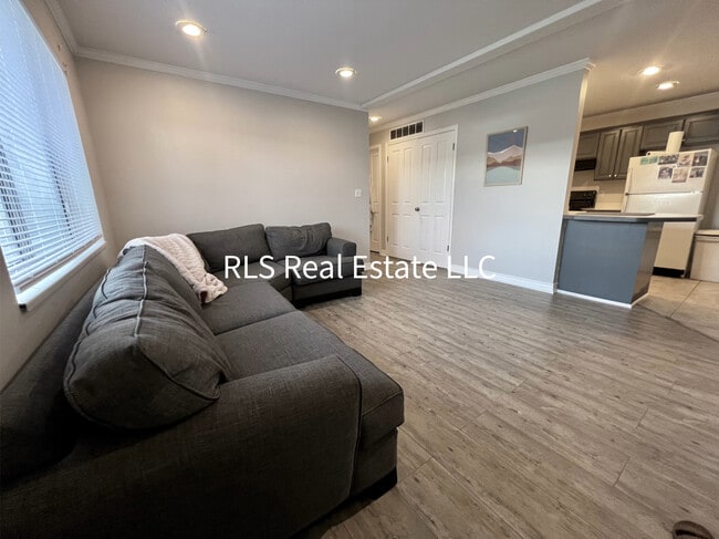 1541 N Riverside Ave, Unit 15