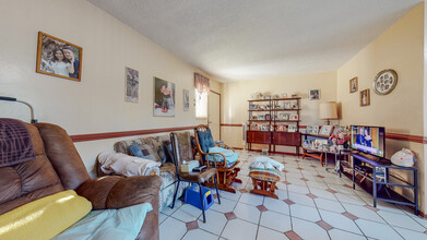 6336 Tujunga Ave in North Hollywood, CA - Building Photo - Interior Photo