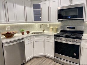 65 Westwood Dr in Westbury, NY - Building Photo - Building Photo