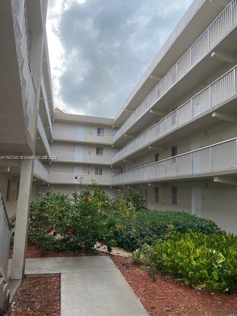 6195 NW 186th St, Unit 109 in Hialeah, FL - Building Photo