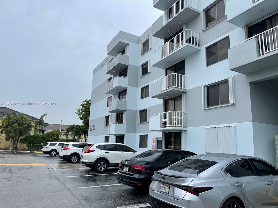 8261 NW 8th St, Unit 438 in Miami, FL - Building Photo