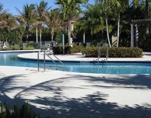 6521 Emerald Dunes Dr in Royal Palm Beach, FL - Building Photo - Building Photo
