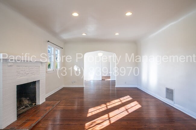 8159 Willoughby Ave in West Hollywood, CA - Building Photo - Building Photo