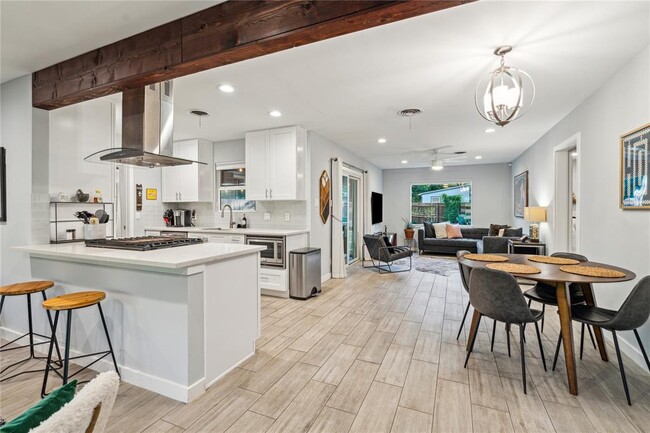 property at 2912 Loyola Ln