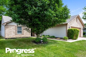 8438 Kousa Dr in Indianapolis, IN - Foto de edificio - Building Photo