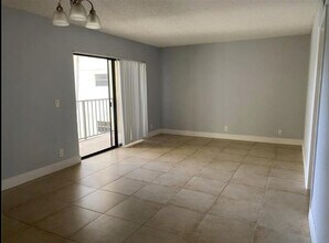 1455 Lake Crystal Dr in West Palm Beach, FL - Building Photo - Building Photo