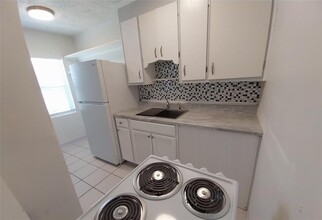586 140th Ave E in Madeira Beach, FL - Building Photo - Building Photo