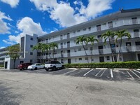 445 NE 195th St in Miami, FL - Foto de edificio - Building Photo