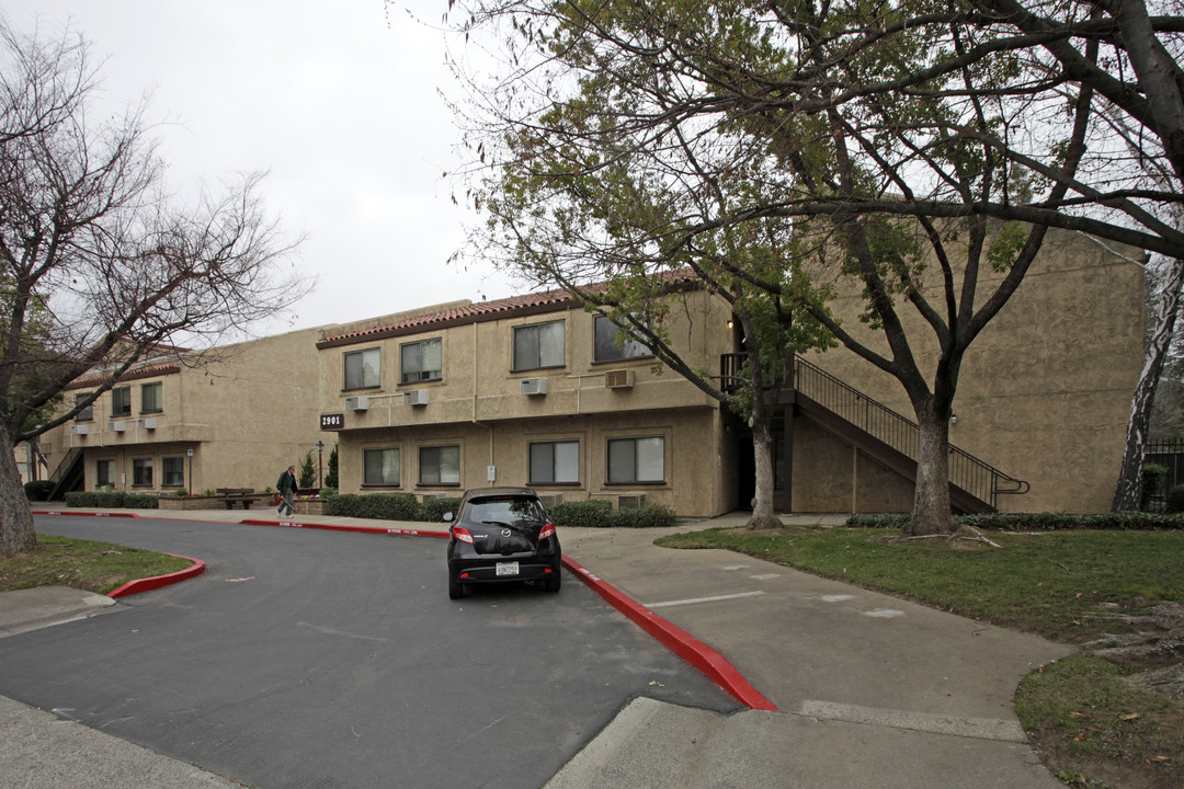 Leisure Manor Apartments in Sacramento, CA - Building Photo