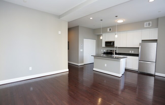 208-210 E Redwood St photo'