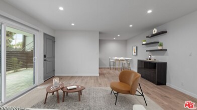 2021 N Beachwood Dr in Los Angeles, CA - Building Photo - Building Photo