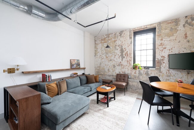 1009 W Juneau Ave in Milwaukee, WI - Foto de edificio - Building Photo