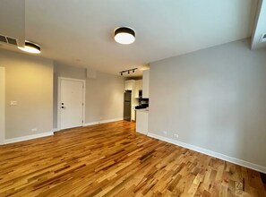 655 W Wrightwood Ave, Unit 300 in Chicago, IL - Building Photo - Building Photo