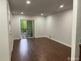 282 Hampshire Ct in Piscataway, NJ - Building Photo