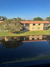 200 Lakeview Dr in Weston, FL - Building Photo - Building Photo