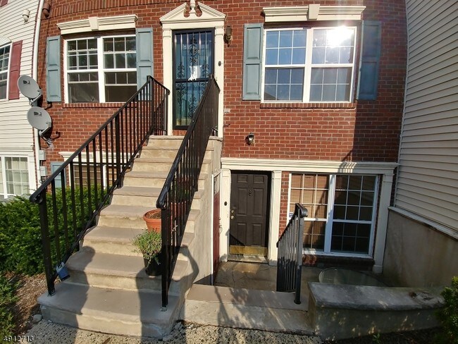 262 Matthews Drive in Newark, NJ - Foto de edificio - Building Photo