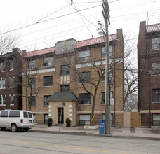 2451 Queen St E in Toronto, ON - Building Photo - Primary Photo