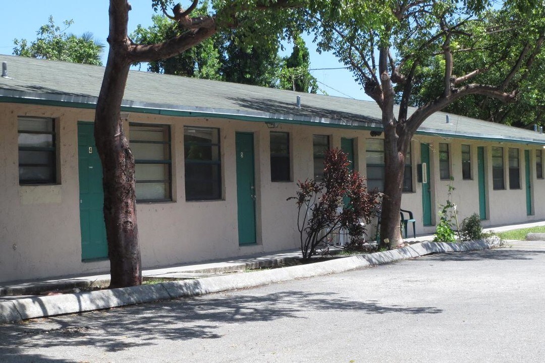 2308 Jackson St in Hollywood, FL - Building Photo