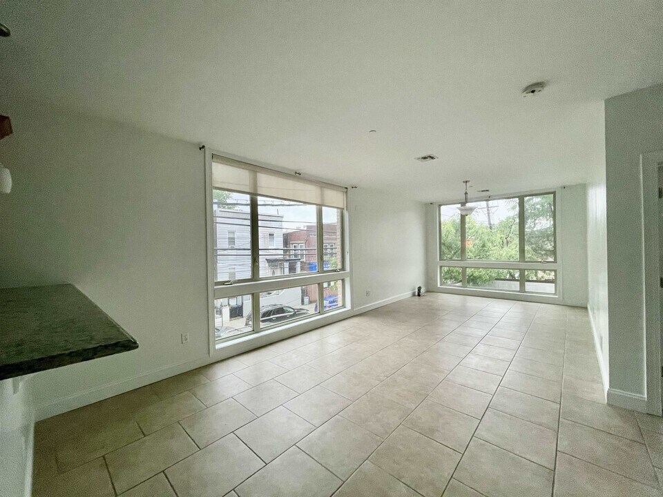 422 68th St in Guttenberg, NJ - Building Photo