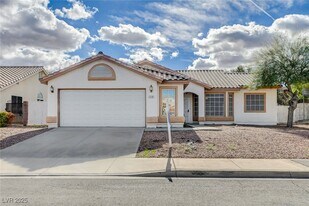 114 E Tamarack Dr in Henderson, NV - Building Photo