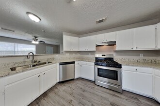 2908 Piccadilly Circus in Pearland, TX - Foto de edificio - Building Photo