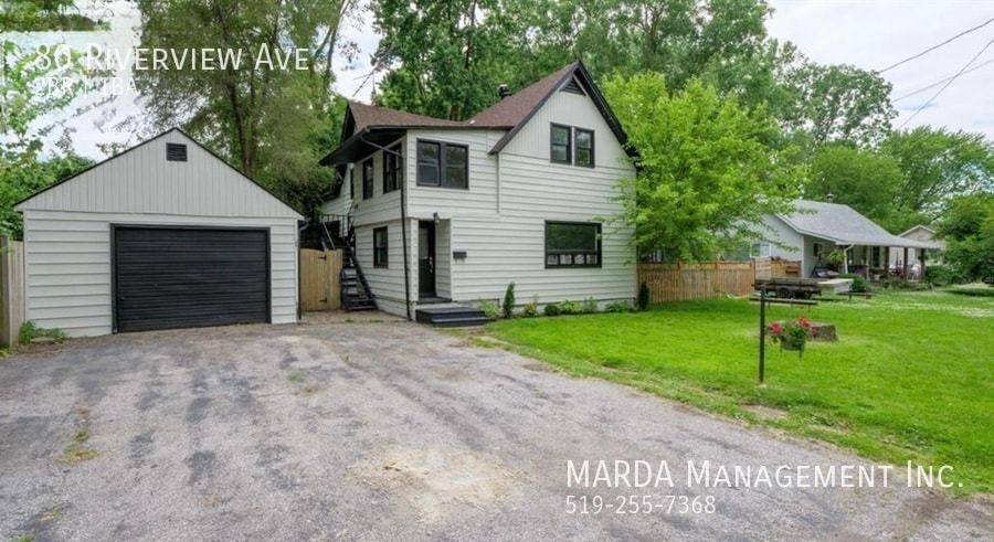 CHARMING 2.5 BED/1.5 BATH UPPER UNIT IN LA in Windsor, ON - Building Photo