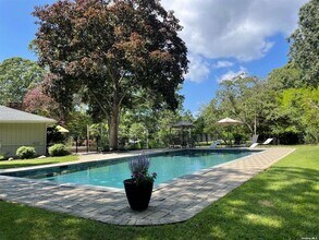 8 Coolidge Ln in East Quogue, NY - Foto de edificio - Building Photo