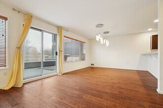 555 Kirkland Way, Unit 202 in Kirkland, WA - Foto de edificio - Building Photo