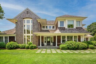 11 Bellows Ct in Southampton, NY - Building Photo