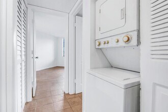 210 Lake Pointe Dr, Unit 103 in Oakland Park, FL - Building Photo - Building Photo