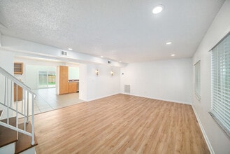 4711 Travertine Dr in Tampa, FL - Building Photo - Building Photo