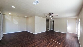 1010 La Fontana in Grand Prairie, TX - Building Photo