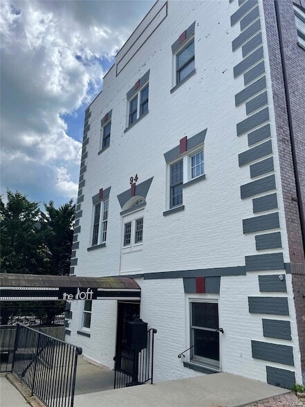 94 4th Ave, Unit 107 in Bay Shore, NY - Building Photo - Building Photo