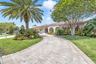 2471 NE 46th St in Lighthouse Point, FL - Building Photo - Building Photo