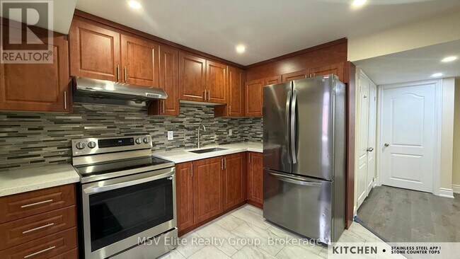 140 Queen Mary Dr in Brampton, ON - Building Photo - Building Photo