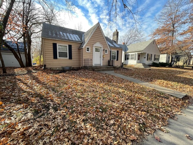 811 Thurston St-Unit -Whole House in Manhattan, KS - Building Photo - Building Photo