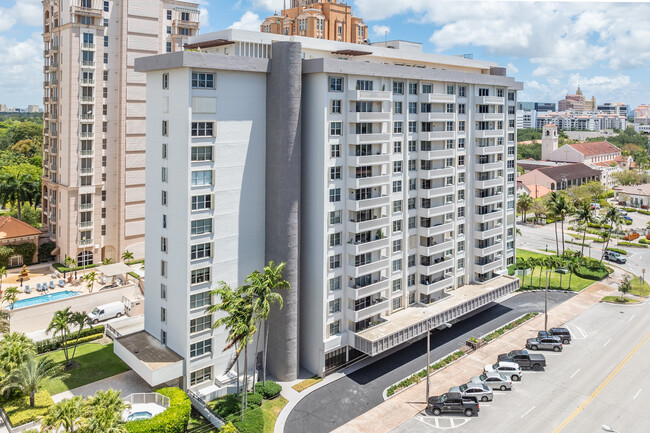 Gables Plaza Condominiums in Coral Gables, FL - Foto de edificio - Building Photo