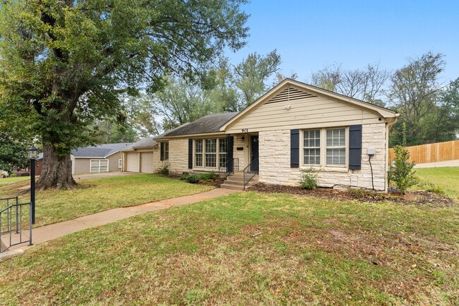 901 N Azalea Dr in Tyler, TX - Building Photo - Building Photo
