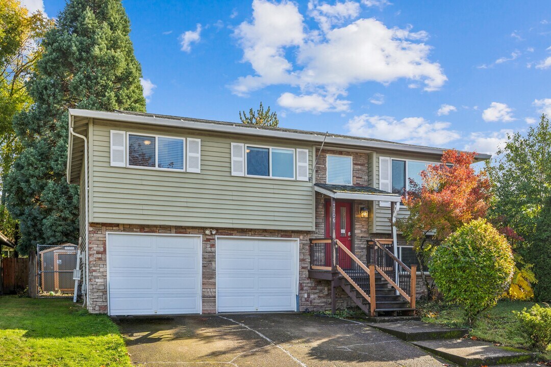 7706 SE 104th Ave in Portland, OR - Foto de edificio