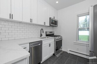 547 King St in Chappaqua, NY - Foto de edificio - Building Photo