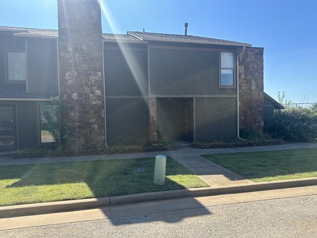 2204 Shadowridge Dr in Oklahoma City, OK - Building Photo - Building Photo