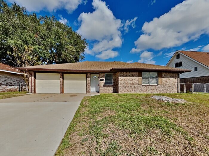 722 E Brown Ln in Deer Park, TX - Building Photo