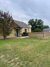 1100 Magnolia St, Unit C in Brownwood, TX - Foto de edificio - Building Photo