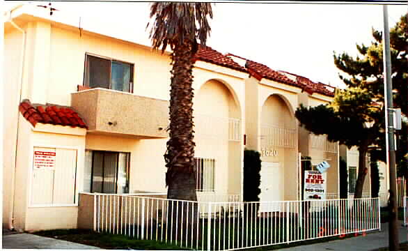 Sherman Way Apartments in Van Nuys, CA - Building Photo - Building Photo