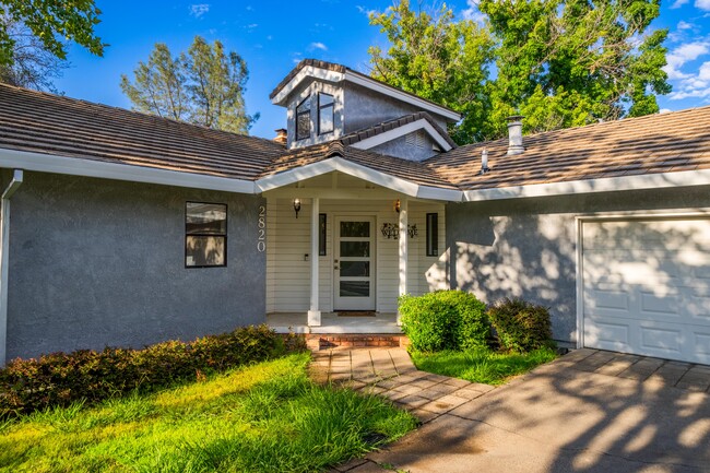 2820 Panorama Dr, Unit Main house in Redding, CA - Foto de edificio - Building Photo