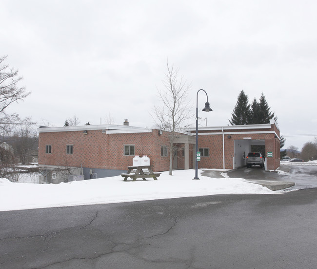 2 Maple St in Cooperstown, NY - Foto de edificio - Building Photo