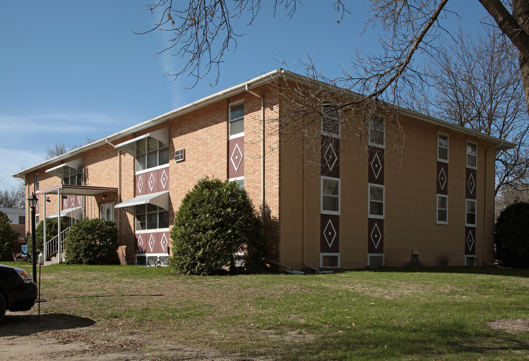 Alexander Apartments in Hutchinson, MN - Building Photo