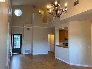 5239 Woodside Way in Antioch, CA - Building Photo - Building Photo